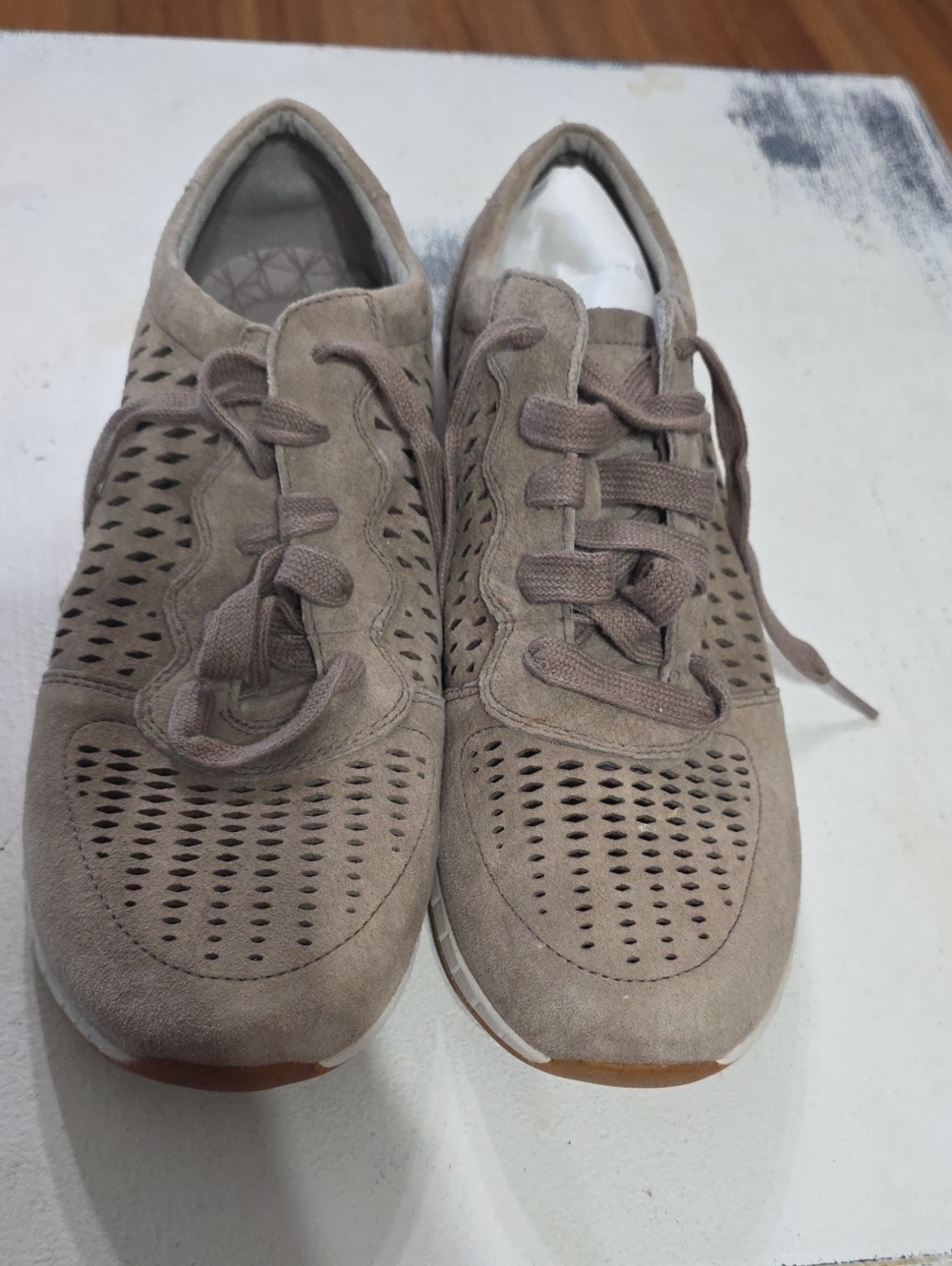 Dansko Women's Tan Suede Leather Sneakers Laser Cut Laces Comfort Sz 41/10 EUC